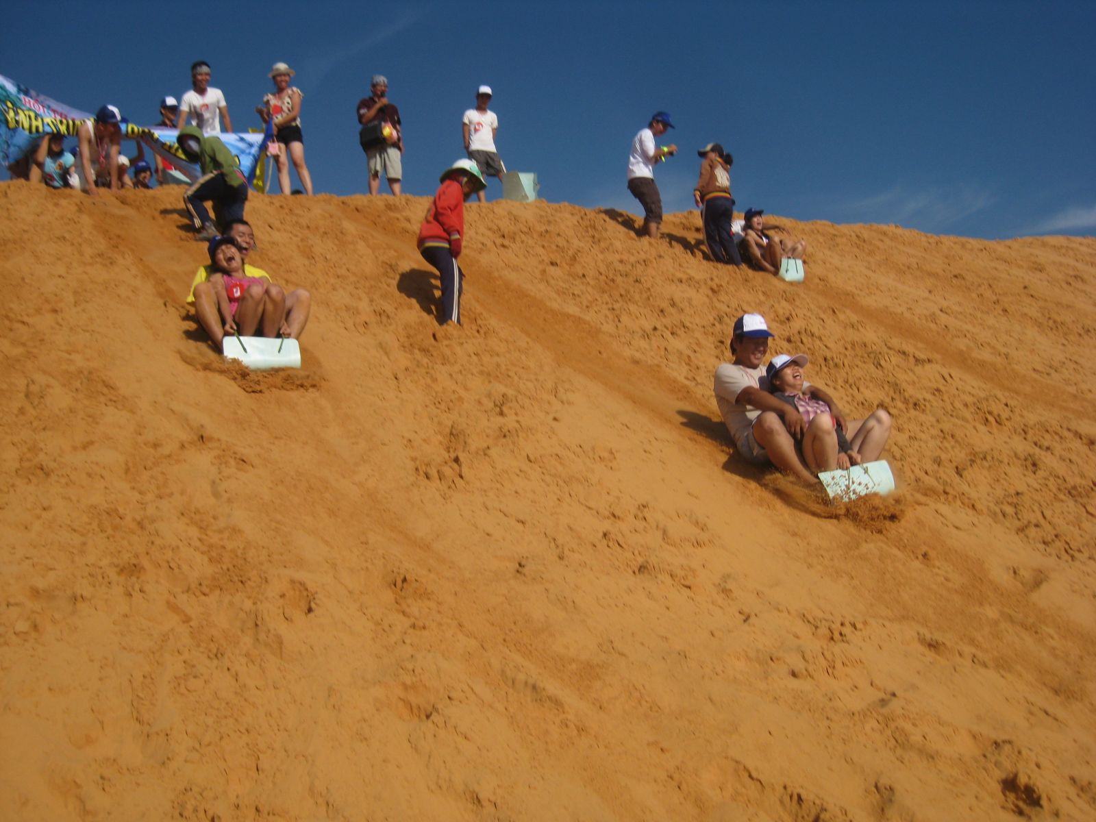 Mui Ne among best destinations for sand-boarding